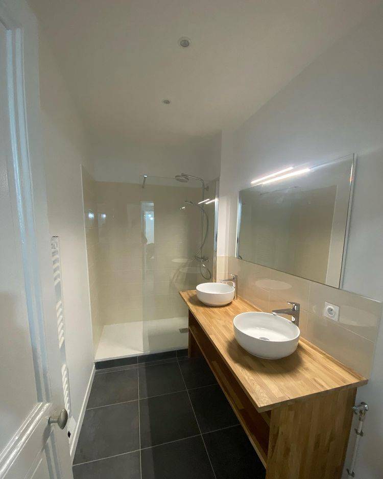 Rénovation d'une salle de bain avec un meuble en bois à Marseille