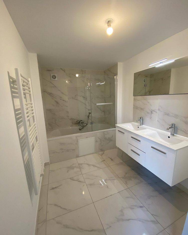 Rénovation sur-mesure d'une salle de bain avec un carrelage effet marbre à Marseille