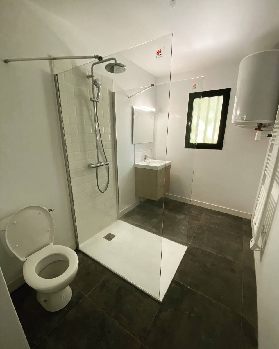 Installation d'un WC dans salle de bain pour gain de place par un artisan plombier sur Marseille