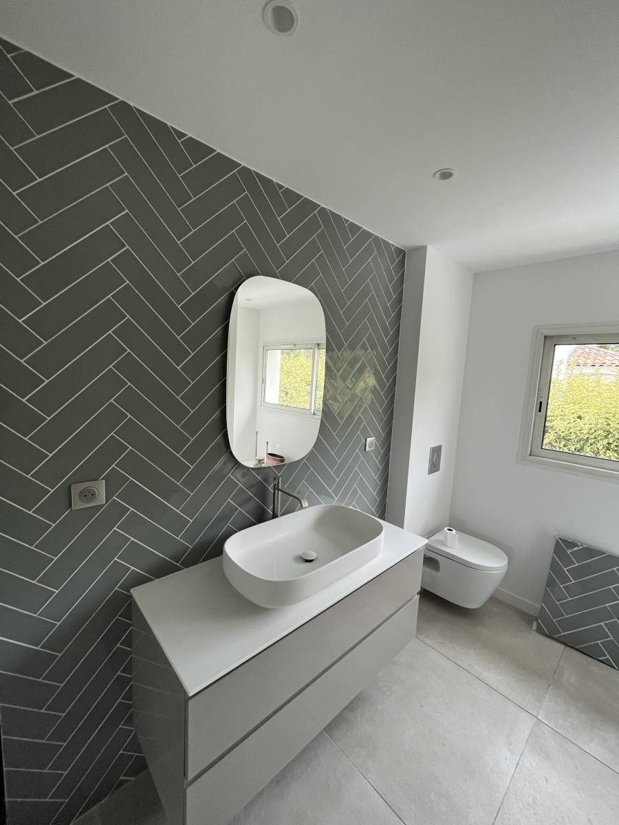 Changement d'un meuble lavabo blanc de salle de bain par un plombier à Marseille