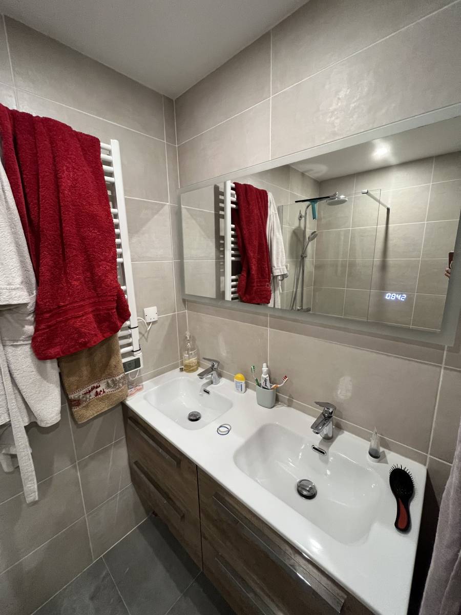 Changement d'un meuble lavabo bois avec robinet par un plombier sur Marseille