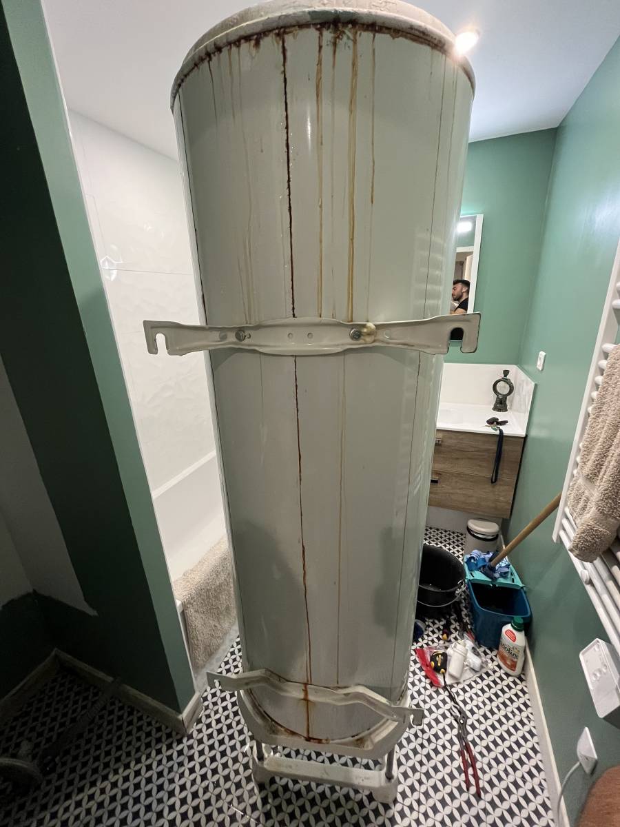 Changement d'un chauffe-eau électrique par un plombier professionnel à Marseille