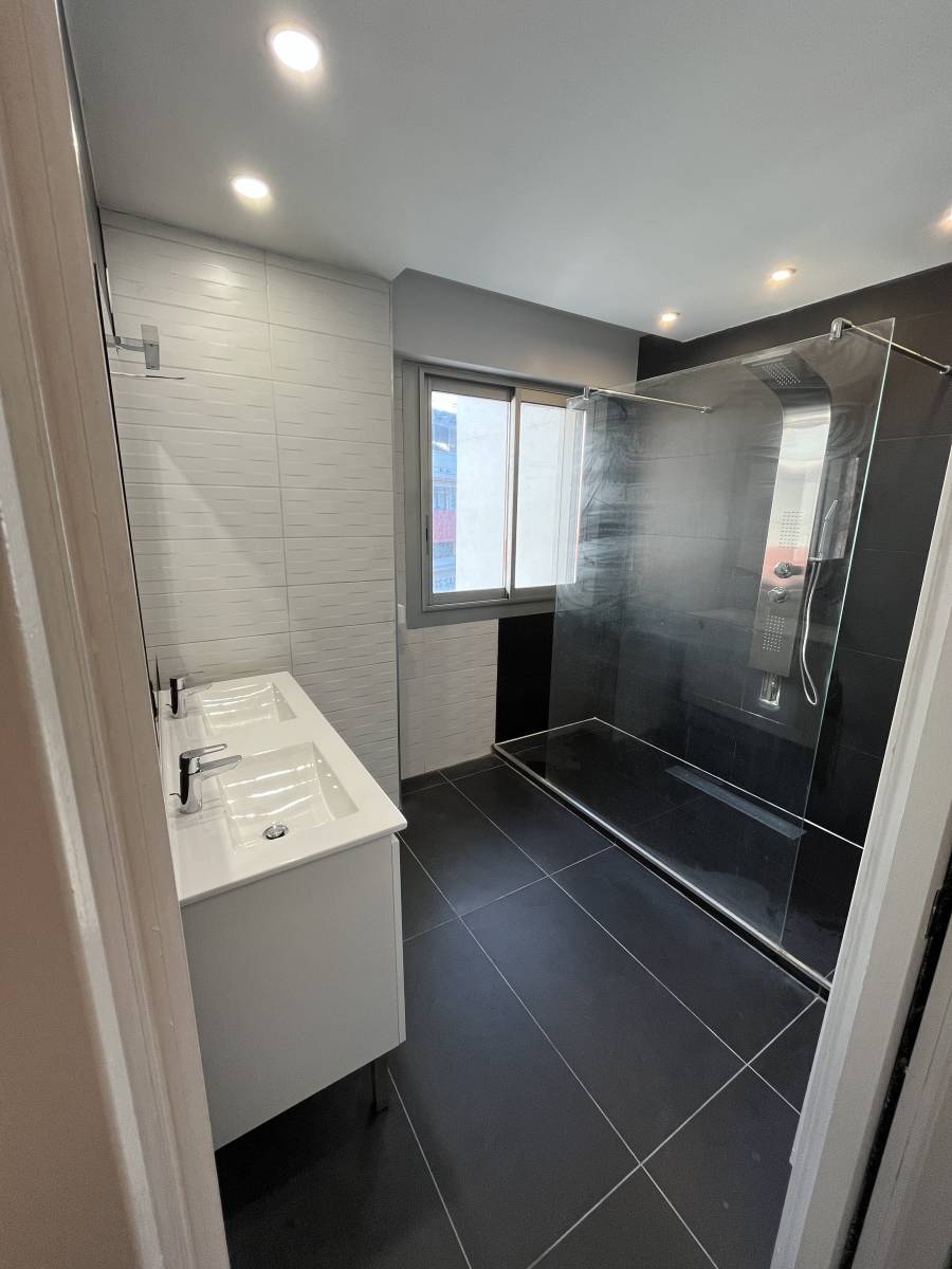 Rénovation salle d'eau en noir et blanc par un artisan plombier à Marseille