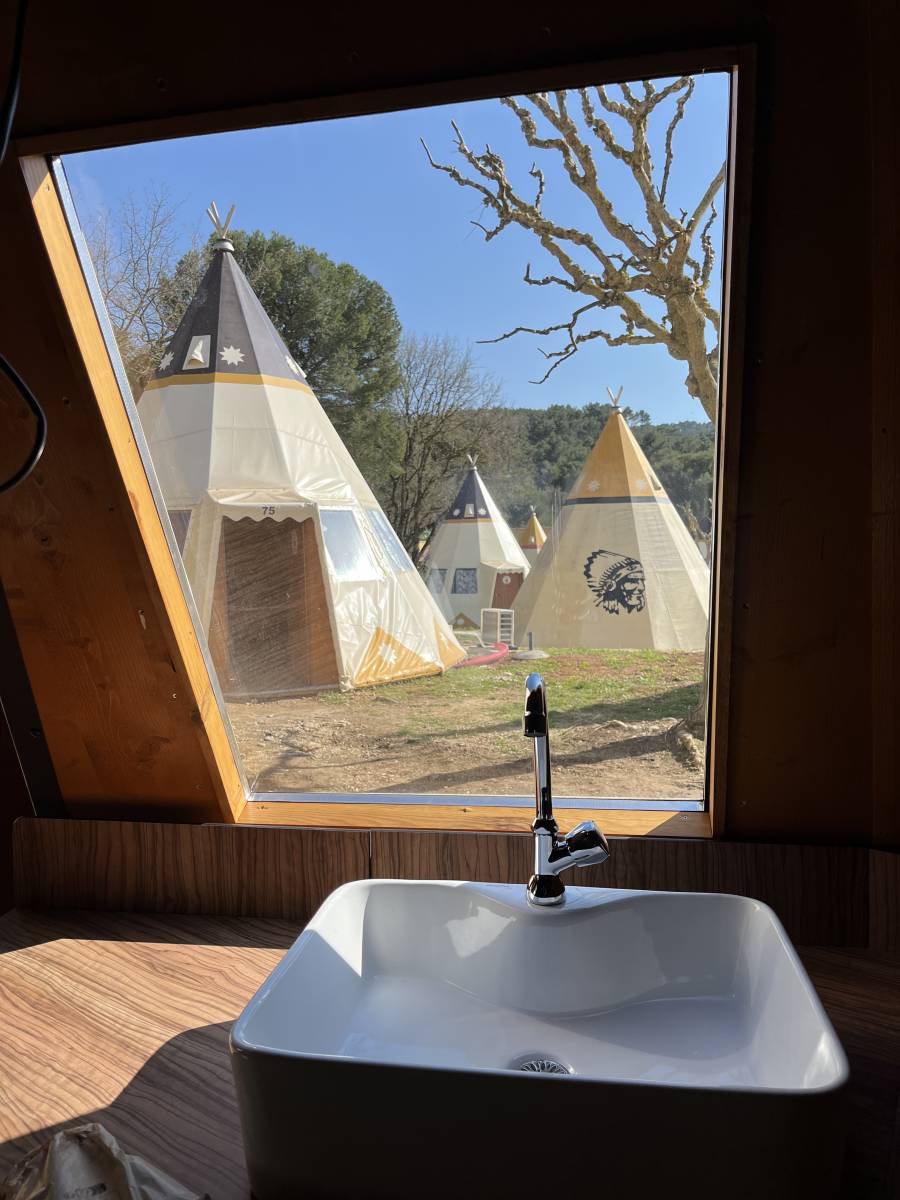 Rénovation meuble Lavabo blanc  par un artisan plombier à Cuges Les Pins