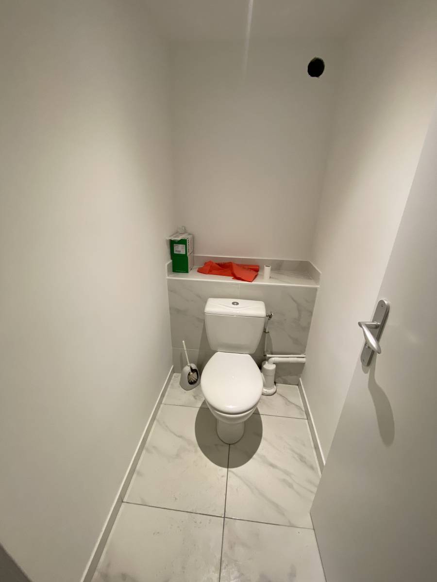 Changement d'un Wc blanc marbre par un artisan plombier de qualité à Aubagne